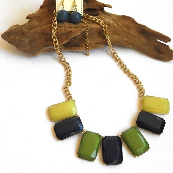 𝅺3/$29! Shades of Green & Navy Statement Necklace - Picture 1 of 5
